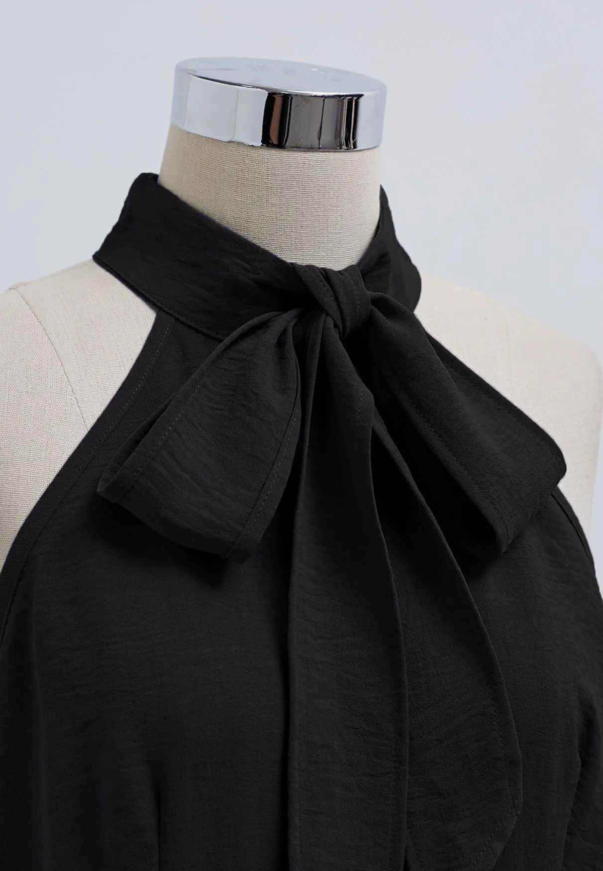 Combinaison élégante à col licou avec nœud papillon en noir