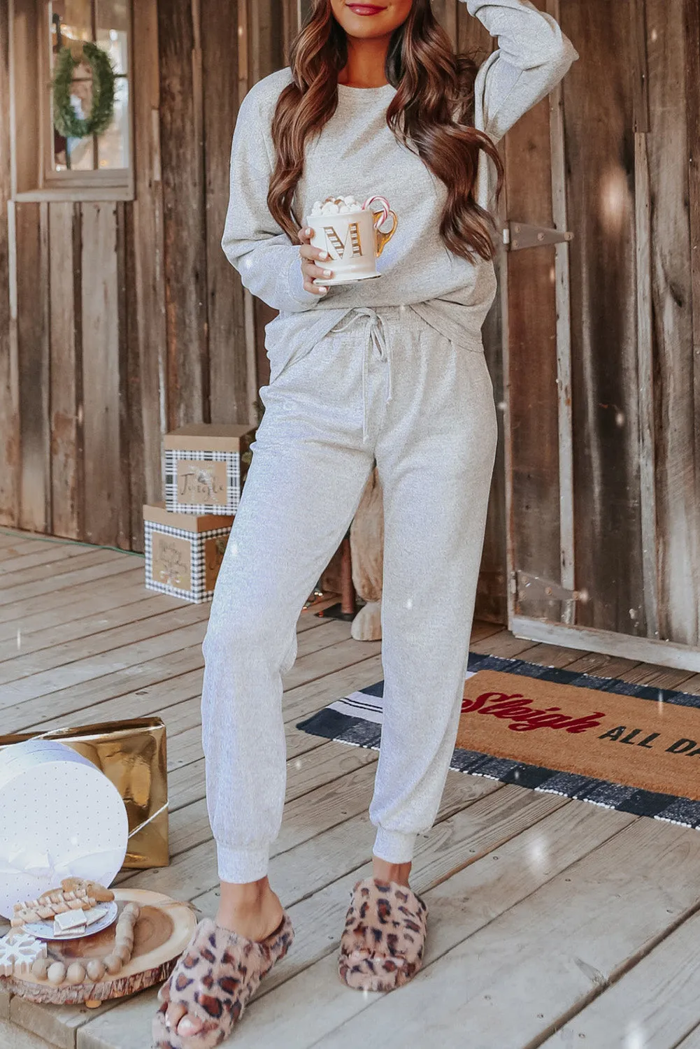 Ensemble de salon gris pull à manches longues et pantalon de jogging